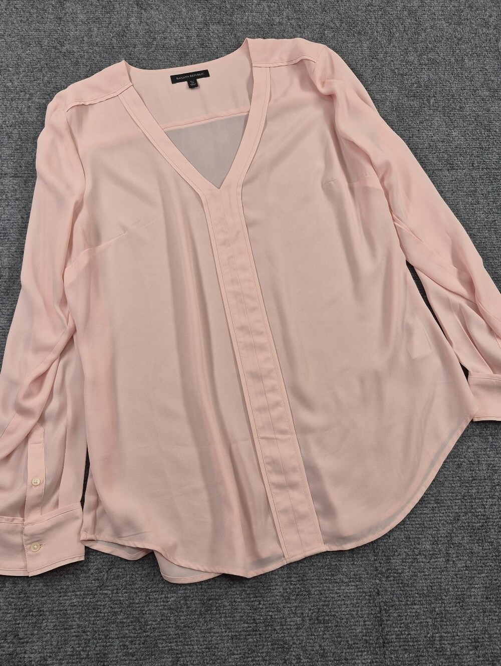 Banana Republic Soft Pink V-Neck Long Sleeve Blouse